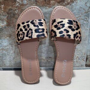 Wells Womens Flat Slip On Sandals Leopard Print Strap Light Brown Sole Size 6.5